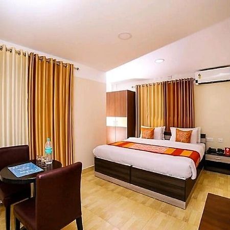 Hotel Tayas Trippapur Bagian luar foto