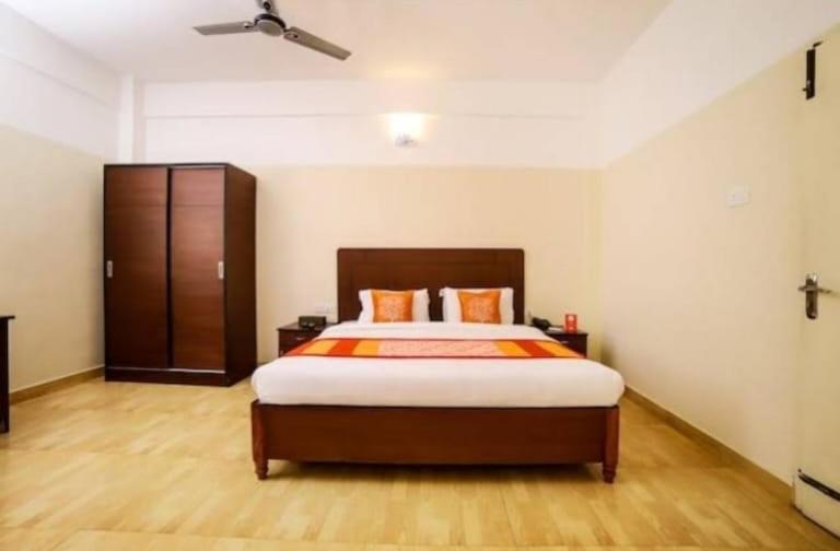 Hotel Tayas Trippapur Bagian luar foto