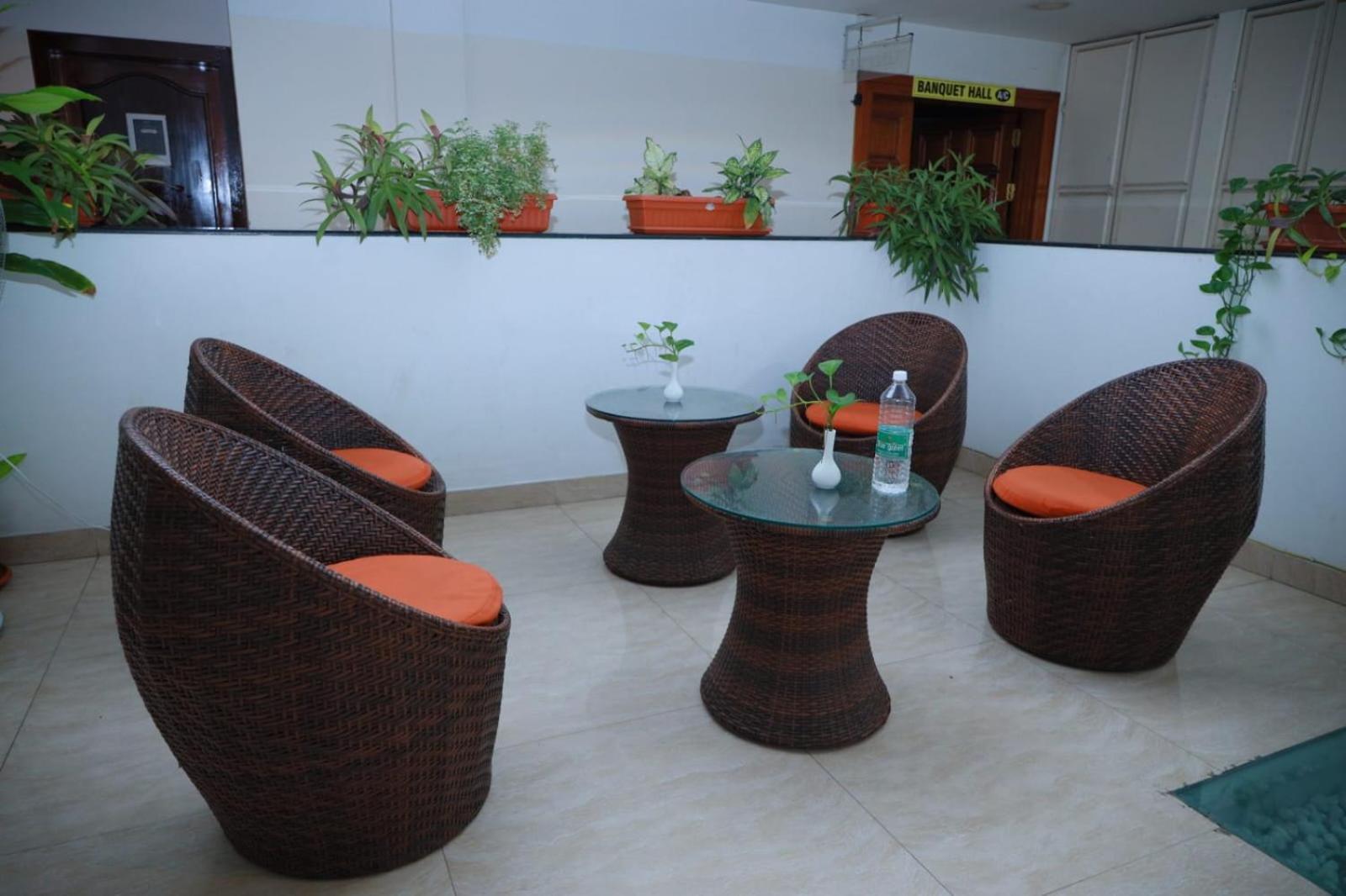 Hotel Tayas Trippapur Bagian luar foto