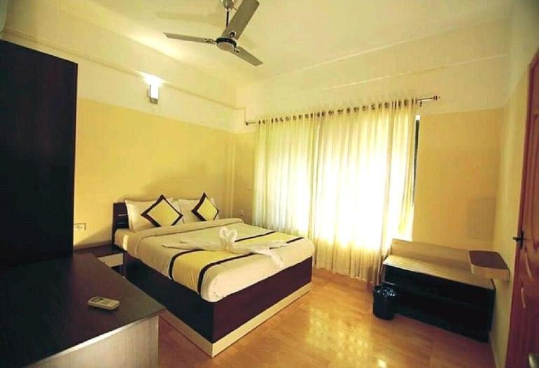 Hotel Tayas Trippapur Bagian luar foto