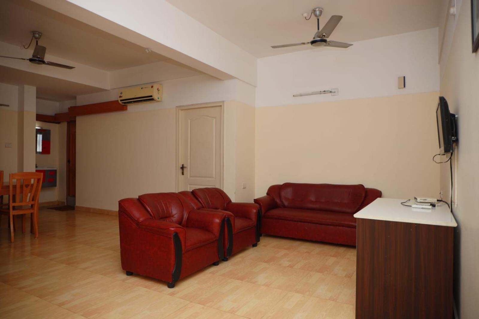 Hotel Tayas Trippapur Bagian luar foto