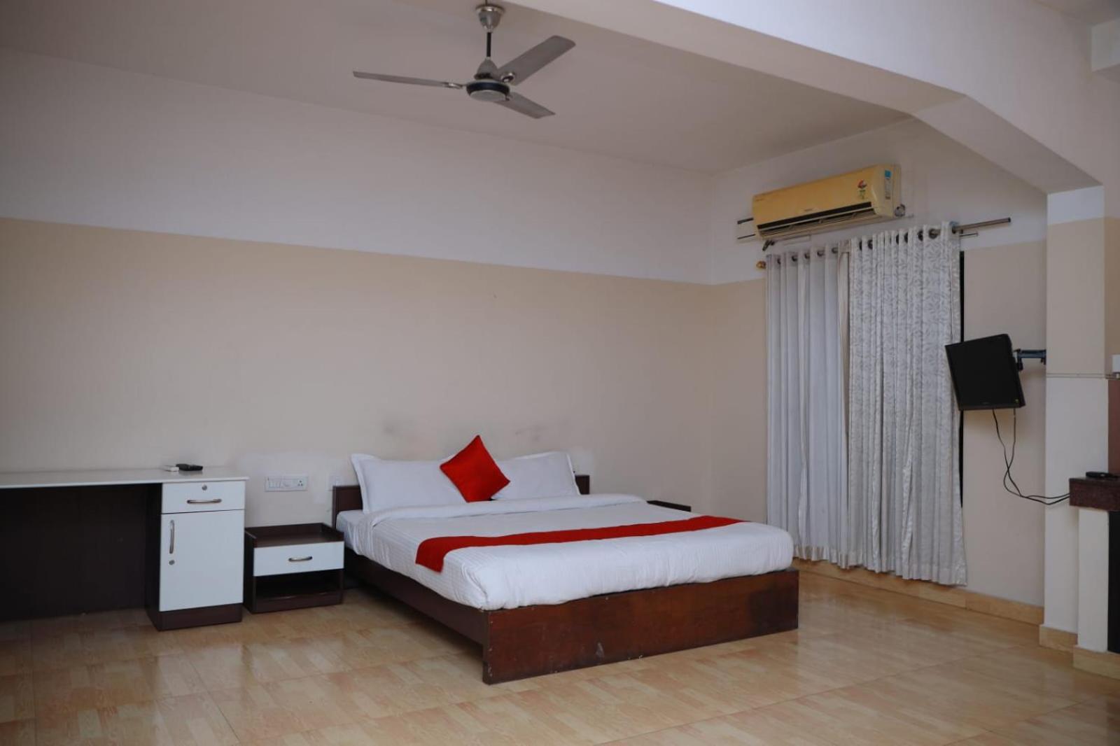 Hotel Tayas Trippapur Bagian luar foto