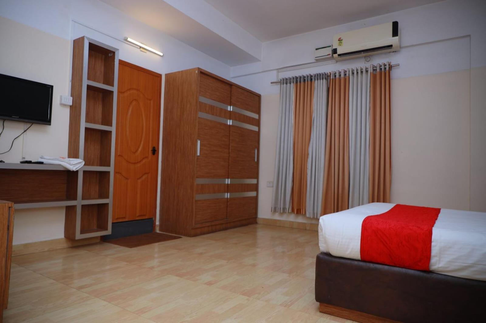 Hotel Tayas Trippapur Bagian luar foto