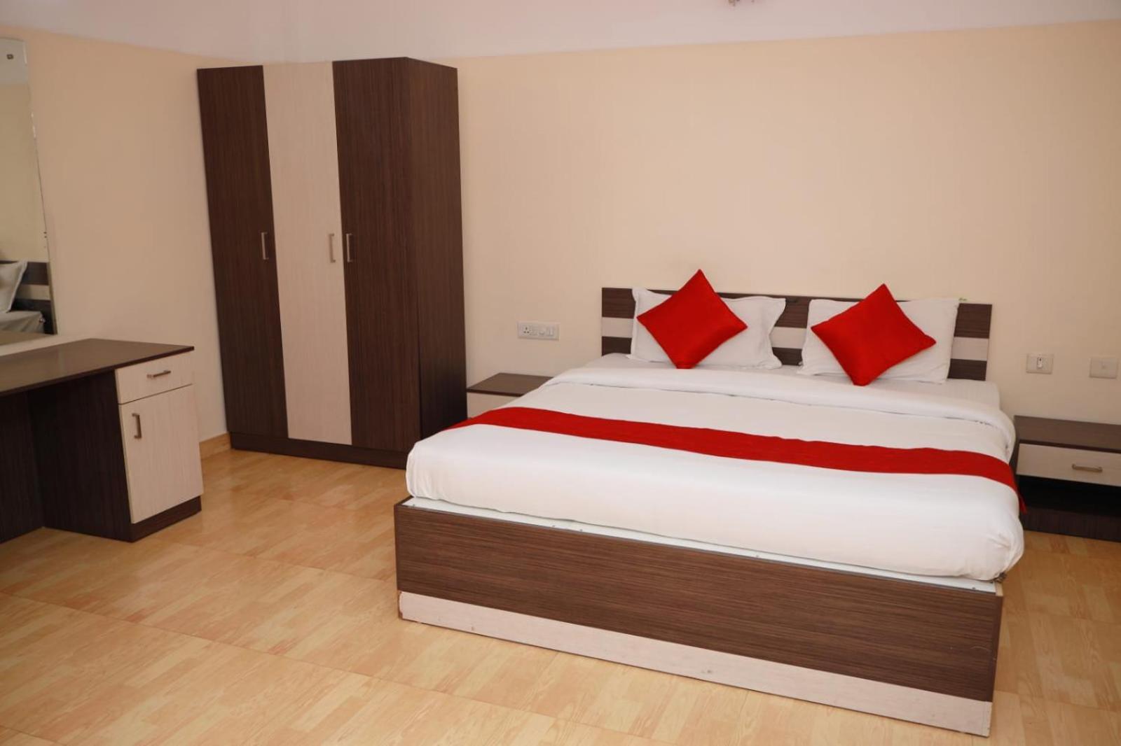 Hotel Tayas Trippapur Bagian luar foto