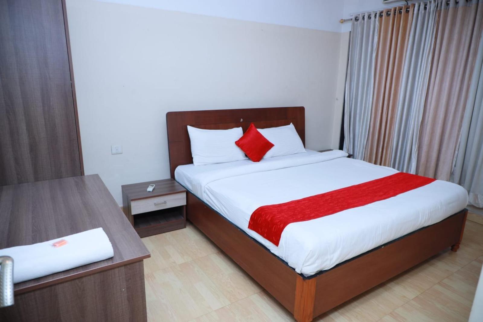 Hotel Tayas Trippapur Bagian luar foto