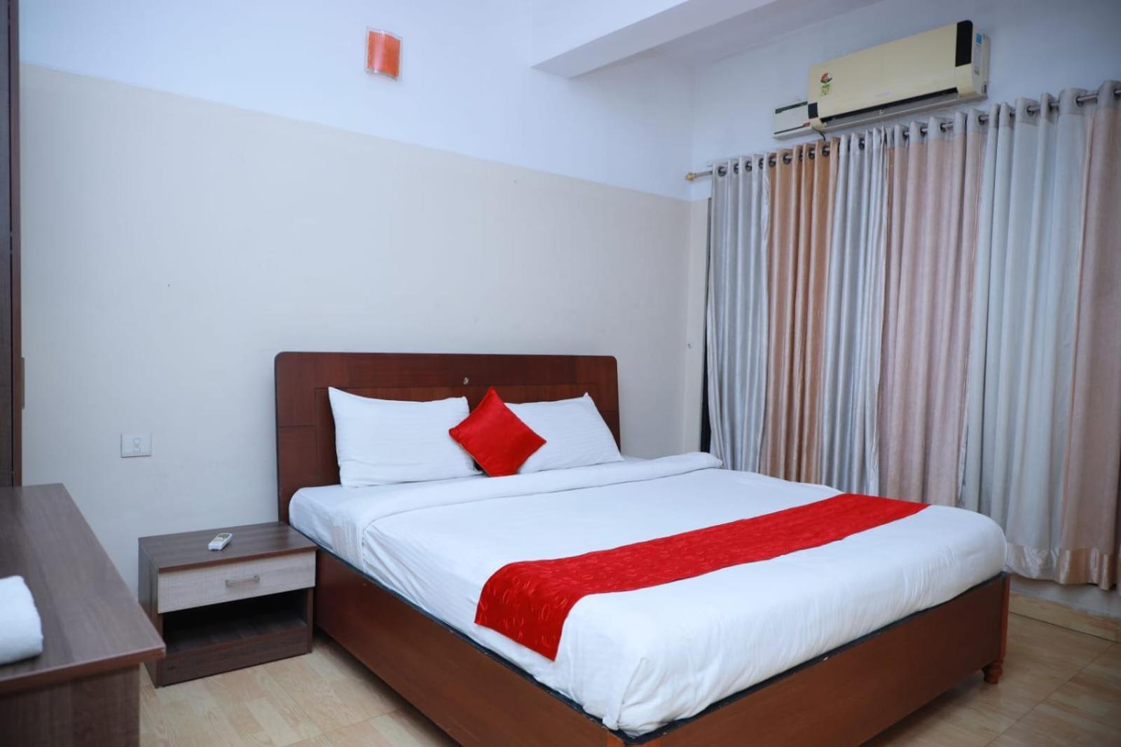 Hotel Tayas Trippapur Bagian luar foto